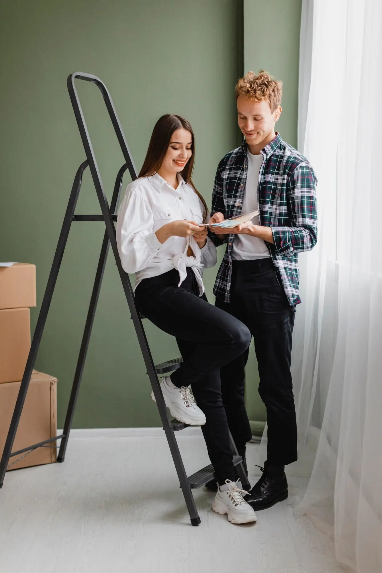 Vorderansicht eines Paares, das plant, das Haus umzudekorieren.