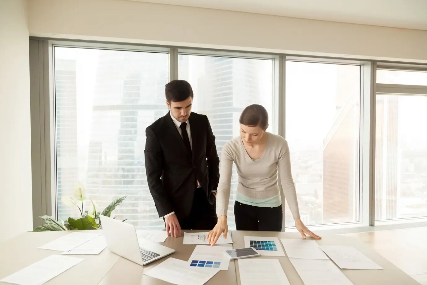 Kreative Innenraumdesigner beim Ideenaustausch