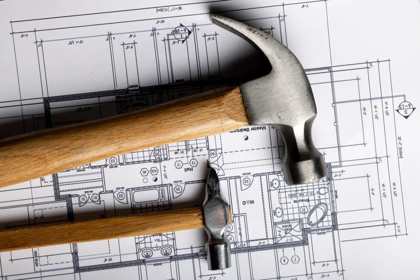 Stillleben mit Bauhämmern in Draufsicht.