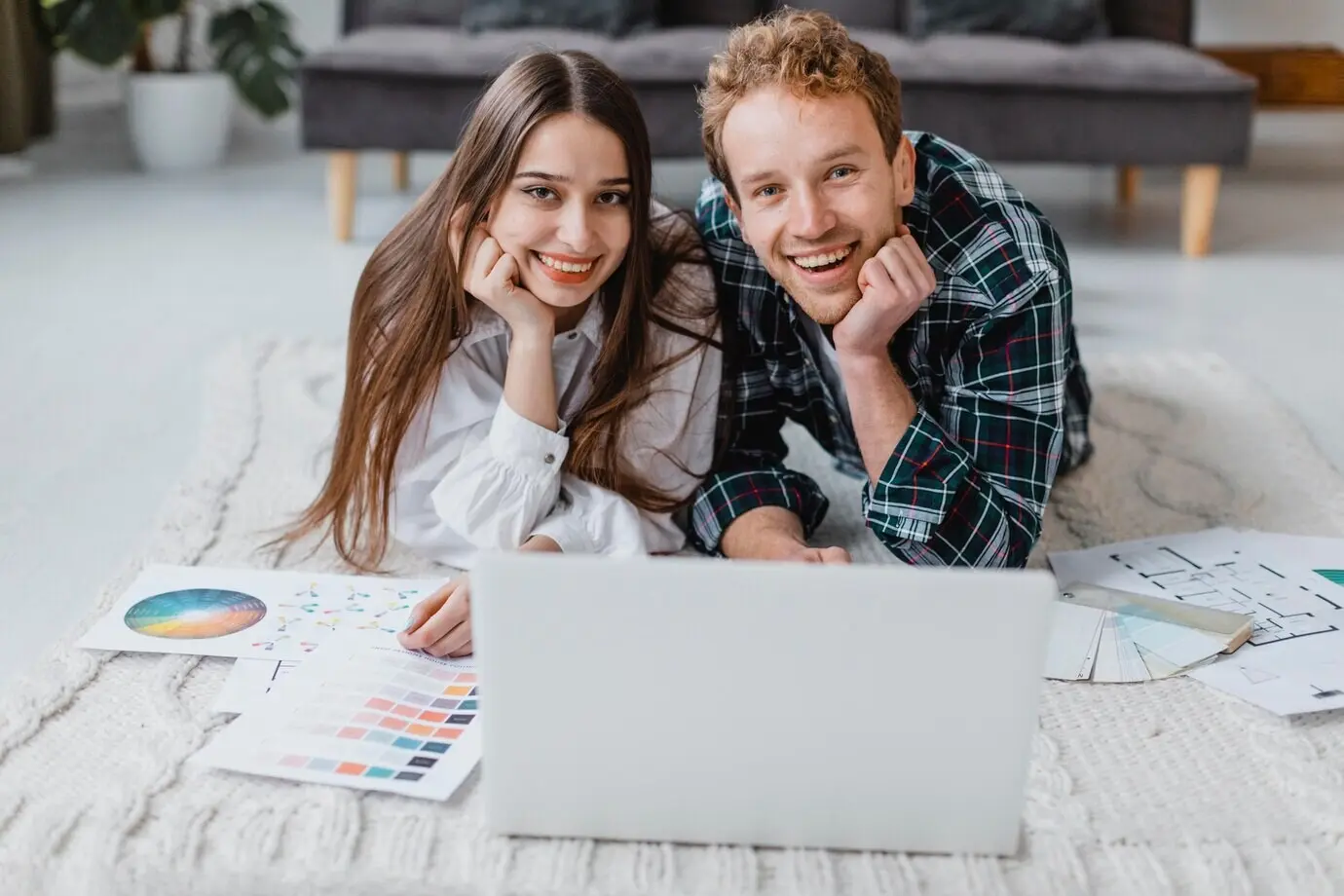 Ein lächelndes Paar plant gemeinsam, den Haushalt neu zu dekorieren.