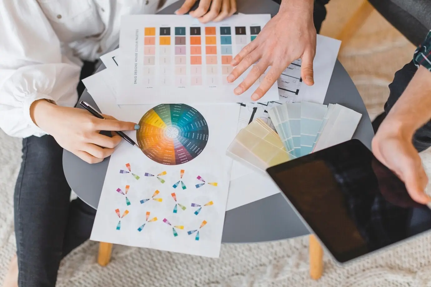 Ein Paar plant gemeinsam, das Zuhause neu zu dekorieren.